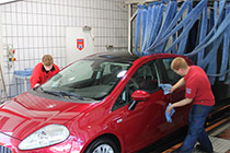 Reinigung und Politur eines roten Autos